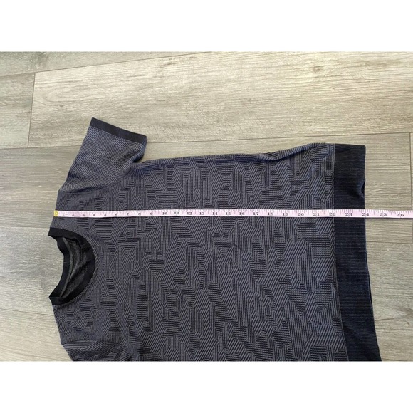 Lululemon Women's Black Camo Active T-Shirt Swiftly Material - Picture 3 of 4